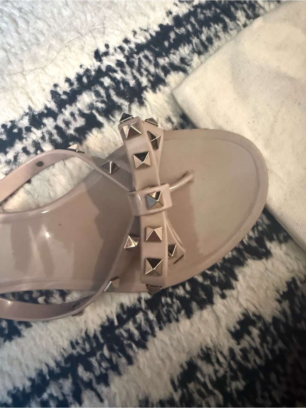 Valentino Rockstud Bow Jelly Thong Sandals in nude - Picture 3 of 5